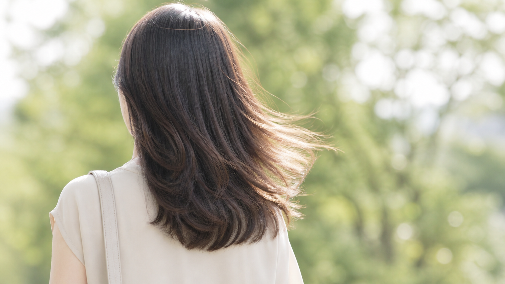 「くせ毛だから仕方ない」と諦めていませんか？縮毛矯正なしで広がりを抑える方法